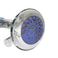 Phoenix Beaker Glasbong in blauer Farbe – Ansicht des Ornaments am Boden der Vase