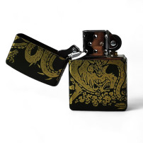 Zippo Dragon Feuerzeug in mattem Grün mit goldenem Drachenornament - offenes Feuerzeug