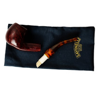 Bruyère-Tabakpfeife SAVINELLI – Tortuga Smooth 626 in Rot und Schwarz und „Apple Bent“-Form – auseinandergefaltet in einem Beute
