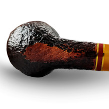 Bruyère-Tabakpfeife SAVINELLI – St. Nicholas 2024 673, dunkelrote Farbe, „Bent Rhodesian“-Form – Kopf und Logo