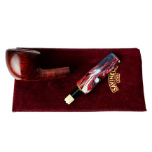 Bruyère-Tabakpfeife SAVINELLI – Vigna Liscia Marrone 316, dunkelrote Farbe und „Dublin Bent“-Form – auf einem Beutel ausgelegt