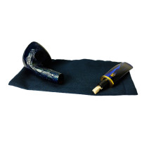 Bruyère-Tabakpfeife SAVINELLI – Alligator Green Red Blue 316B, blaue Farbe und „Bent Pot“-Form – auseinandergefaltet auf einem B