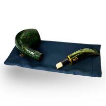 Bruyère-Tabakpfeife SAVINELLI Alligator Colored 677V in Grün, „Half-Bent Billiard“-Form – auseinandergefaltet auf einem Beutel.