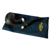 Bruyère-Tabakpfeife SAVINELLI - Trevi Rusticated 626 schwarz in „Bent Apple“-Form - auf einer Schachtel ausgelegt