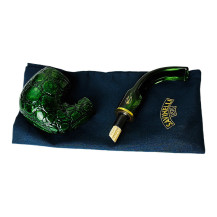 Bruyère-Tabakpfeife SAVINELLI – Alligator-farbenes 614V-Grün und „Bent Billiard“-Form – auseinandergefaltet in einem Beutel