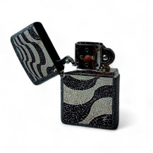 Zippo SET Copacabana – Zippo-Feuerzeug halb geöffnet – geöffnet