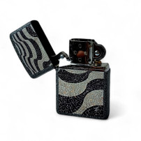 Zippo SET Copacabana – Zippo-Feuerzeug halb geöffnet – geöffnet