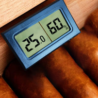 Digitales Mini-Hydrometer, schwarz – Foto mit Zigarren im Humidor