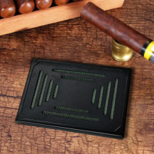 Humidor-Befeuchter 9,5 x 6,5 x 1,5 cm - auf dem Tisch neben der Zigarre platziert