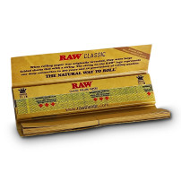 RAW Connoisseur KS Slim+Filter Zigarettenpapier – mit einer Ansicht des Papiers
