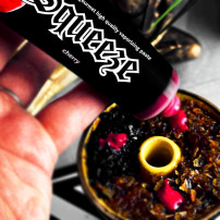Shisha-Paste Hookah Squeeze – Auftragen der Paste auf den in der Shisha aufbewahrten Tabak