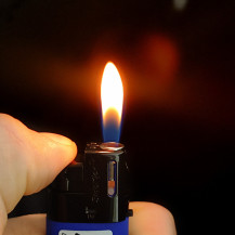 Feuerzeuggummi „Side Kick“ – weiche Flamme