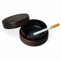 Aschenbecher aus Holz/Metall – Schwarz – mit Zigarette