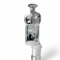 Dab-Boiler – QuarzBanger NS19 – sitzt auf dem Fallrohr mit Blick auf das Logo
