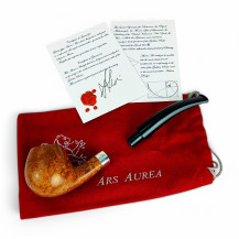 Aurea Ars 901 Pfeife – Fahrenheit 451 – auseinandergefaltet auf einer Tasche