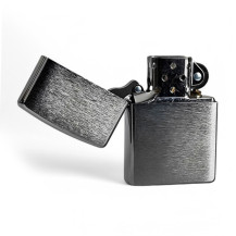 ZIPPO Feuerzeug aus gebürstetem Chrom - Offen