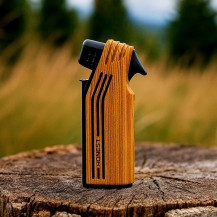 Ehrliches Pfeifenfeuerzeug – Leichtes Holz mit Besteck – auf einem Holzstumpf