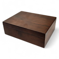 Humidor-Set aus braunem Holz mit Anspitzer und Aschenbecher – geschlossener Humidor