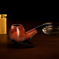Tabakpfeife aus Holz 543 R – Foto auf dem Tisch mit Feuerzeug und Aschenbecher