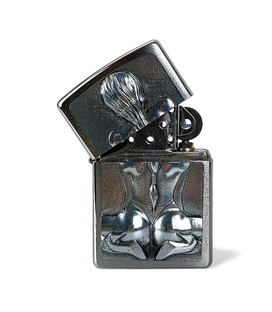 Zippo Feuerzeug „Kniendes Mädchen“ – halb geöffnet