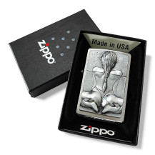 Zippo Feuerzeug „Kniendes Mädchen“ – in Originalverpackung