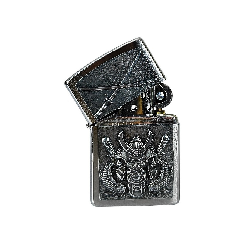 Zippo Samurai Feuerzeug - halb geöffnet