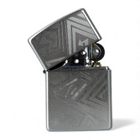 Zippo Feuerzeug mit Musterdesign – halb geöffnet