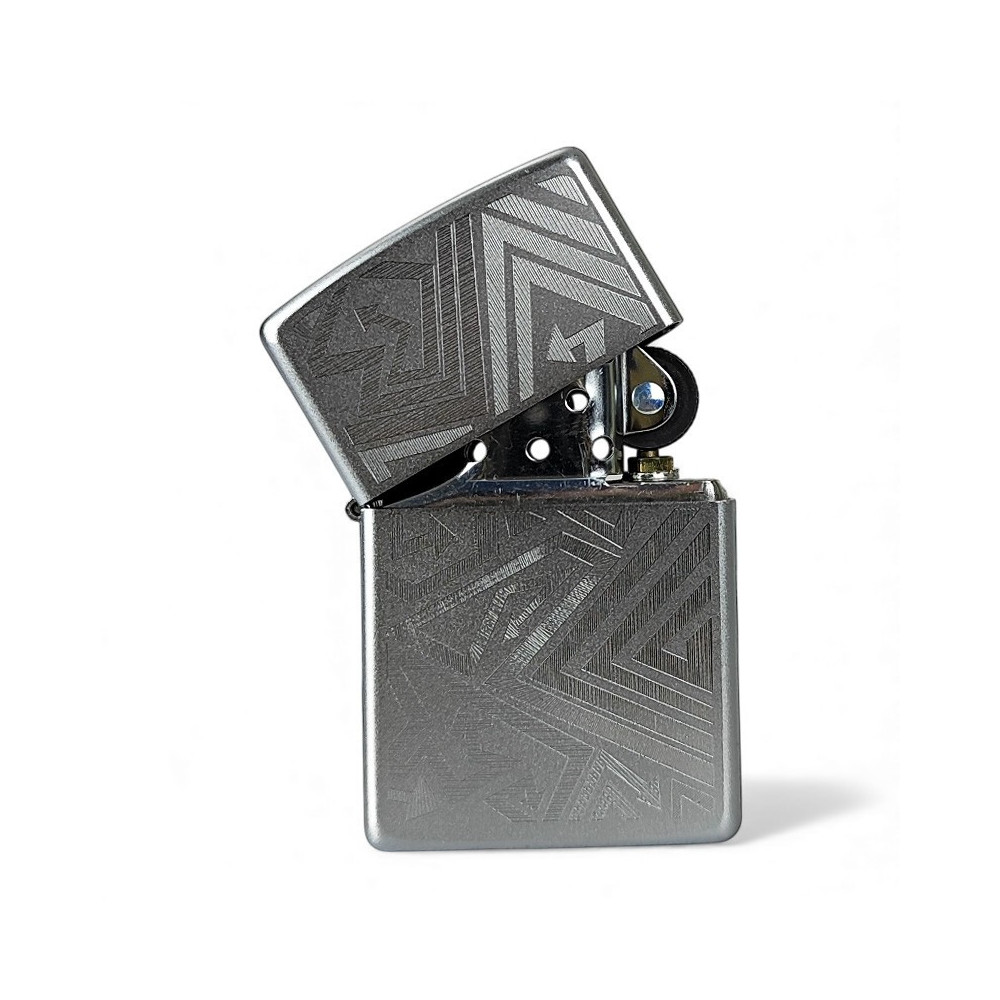 Zippo Feuerzeug mit Musterdesign – halb geöffnet