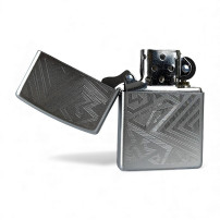 Zippo Feuerzeug mit Musterdesign – Öffnen