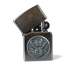 Zippo Motor Emblem Feuerzeug - halb geöffnet