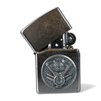 Zippo Motor Emblem Feuerzeug - halb geöffnet