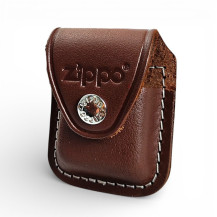 Zippo-Nachfüllset mit braunem Etui – Vorderseite des Zippo-Etuis