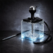 Titanium Cube Wasserpfeife – vor dunklem Hintergrund