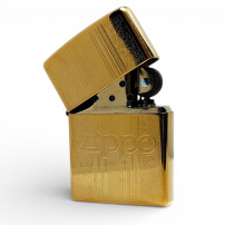 ZIPPO Feuerzeug mit Muster in Gold – Ansicht halb geöffnet