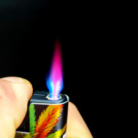 Neon Rasta Cannabis Feuerzeug - Flamme